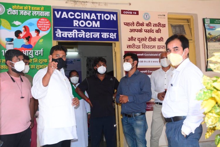 कोरोना वैक्सीनेशन सेंटर पर ग्लूकोज-डी व पेयजल उपलब्ध करा रहा प्रोफेशनल कांग्रेस