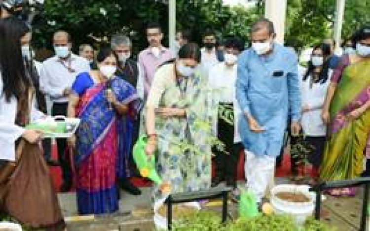 महिला एवं बाल विकास मंत्री ने अखिल भारतीय आयुर्वेद संस्थान में न्यूट्री गार्डन का उद्घाटन किया