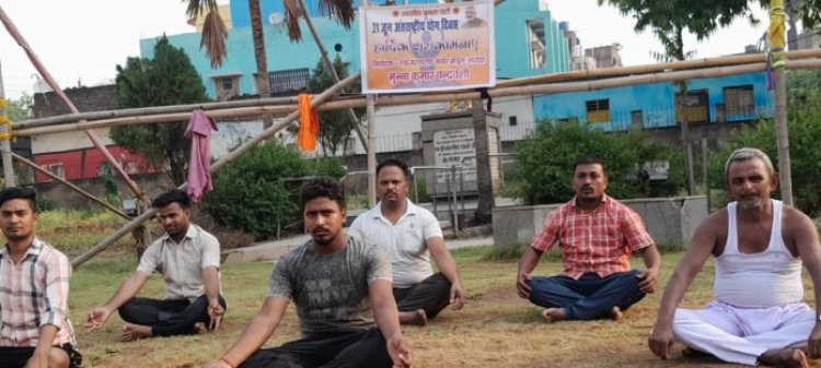 अंतर्राष्ट्रीय योग दिवस पर भाजपा के कार्यकर्ताओं ने एकंगरसराय नगर मंडल के डाकबंगला परिषद में मिलकर योगाभ्यास किया