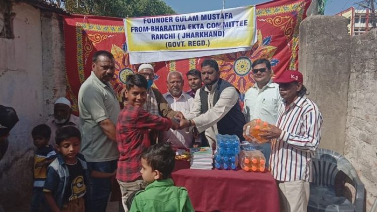 एकता एकेडमी के बच्चों के बीच बांटे पठन-पाठन सामग्री