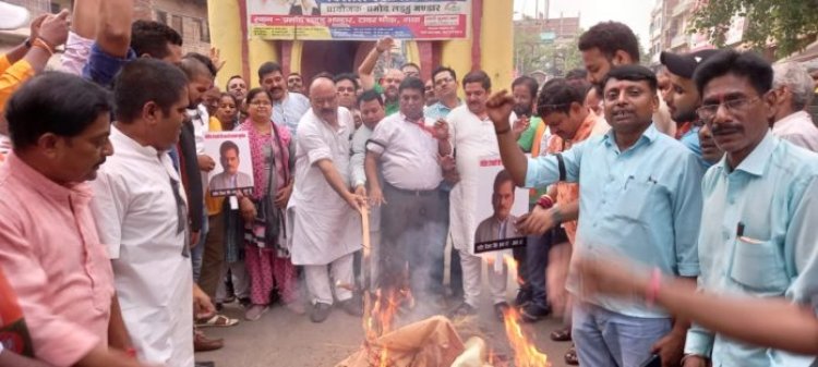 भाजपा के कार्यकर्ताओं ने सीएम और डिप्टी सीएम का किया पुतला दहन