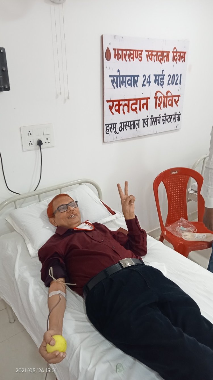 हरमू अस्पताल के रक्तदान शिविर में डॉ.सुहाष तेतरवे ने 63वीं बार रक्तदान कर बनाया कीर्तिमान