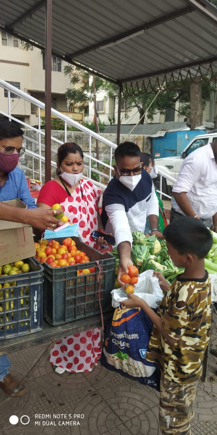 युवा रांची महानगर रामनवमी पूजा समिति ने जरूरतमंदों के बीच किया सब्जी व फल का वितरण