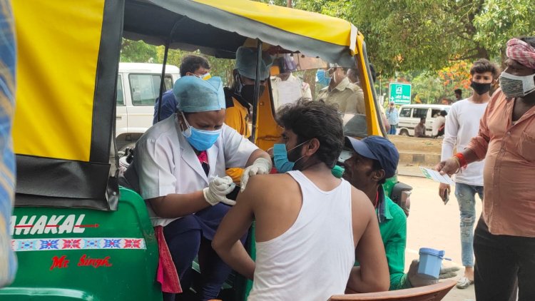 कोरोना से बचाव के लिए ऑटो चालकों का हुआ वैक्सीनेशन