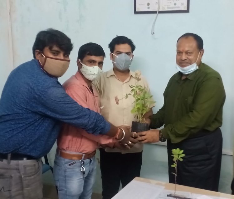 तुलसी का पौधा भेंटकर रांची विश्वविद्यालय के नवनियुक्त वाणिज्य विभागाध्यक्ष का किया अभिनंदन
