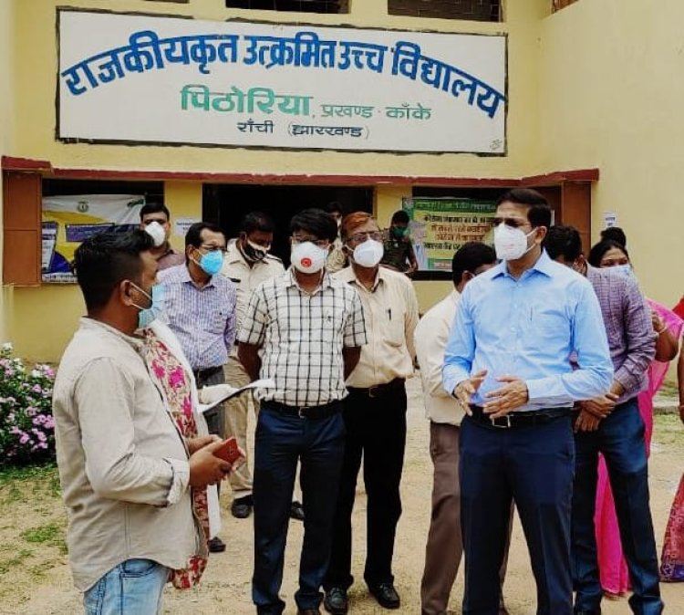 उपायुक्त ने पिठोरिया स्थित टीकाकरण केन्द्र का लिया जायजा, वैक्सीनेशन के लिए लोगों को किया प्रेरित