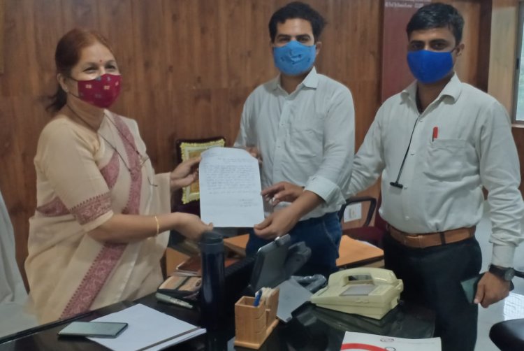 छात्रों के लिए विशेष वैक्सिनेशन कैम्प आयोजित करने की मांग