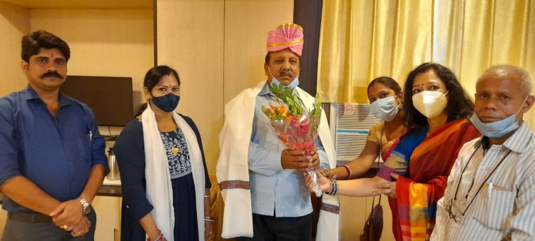 छात्र क्लब पर्यावरण मंच ने पत्रकार नवल किशोर सिंह को किया सम्मानित