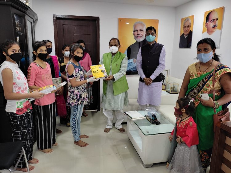 सांसद के बुक बैंक पहुंचे विधायक सीपी सिंह, कहा, जरूरतमंद बच्चों के लिए वरदान साबित होगा बुक बैंक