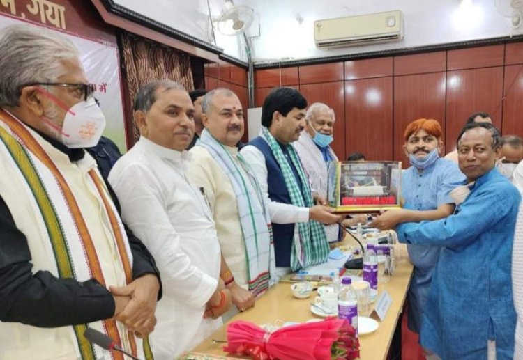 उद्योग सह जिला प्रभारी मंत्री सैयद शाहनवाज हुसैन से मिले बुनकर, 7 सूत्री मांग पत्र बुनकरों द्वारा सौंपा गया