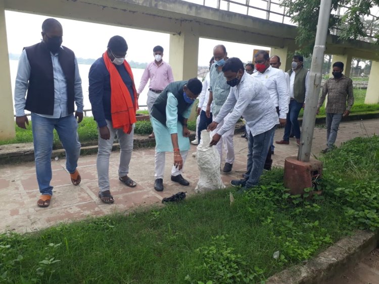 श्यामा प्रसाद मुखर्जी के बलिदान दिवस पर सांसद ने चलाया स्वच्छता अभियान