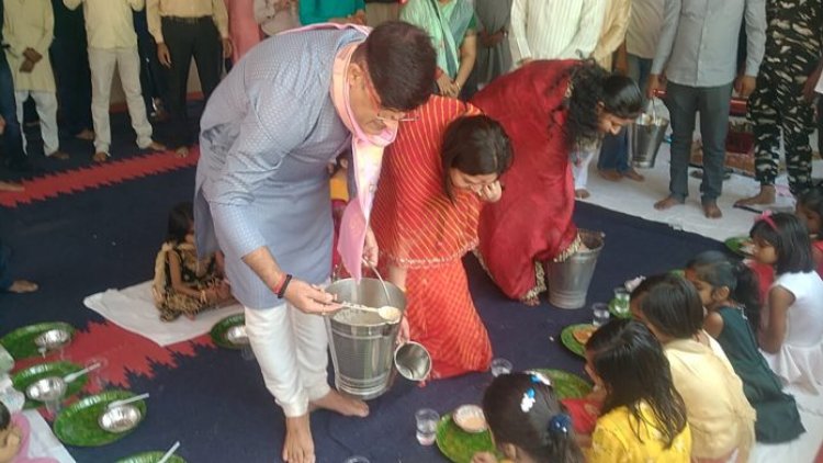 159 बटालियन सीआरपीएफ कमांडेंट कुमार मयंक ने पांव पखार किया कन्या