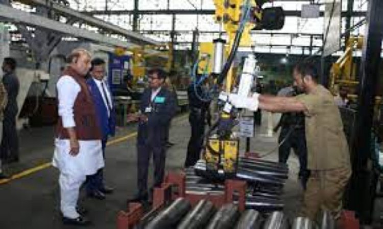 आयुध निर्माणी बोर्ड कर्मचारी संघ के विरोध के बावजूद रक्षा मंत्रालय ने आयुध कारखानों का निगमीकरण का निर्णय लिया