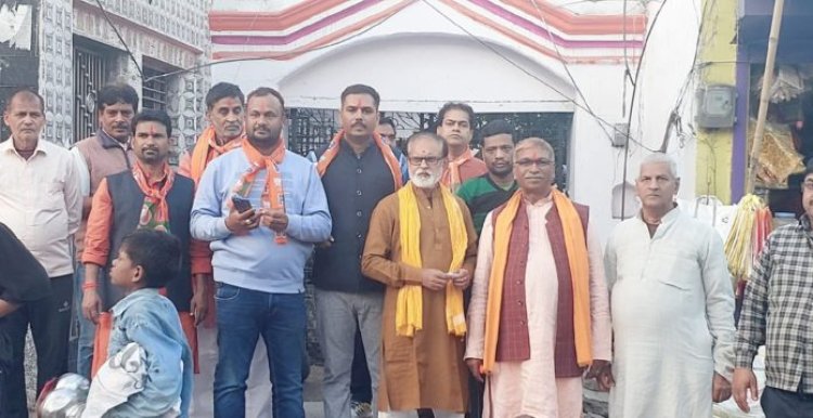 भाजपा का तीन राज्यो में जीत का जश्न मानपुर में मिठाई बाटकर मनाया गया