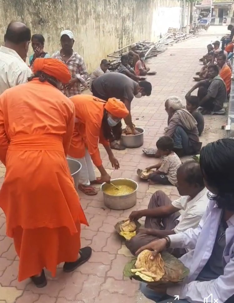 लगातार सोलह माह से पीड़ितों की सेवा में जुटा है आनन्द मार्ग, लगभग एक लाख पैंसठ हजार जरूरतमंदों को कराया भोजन