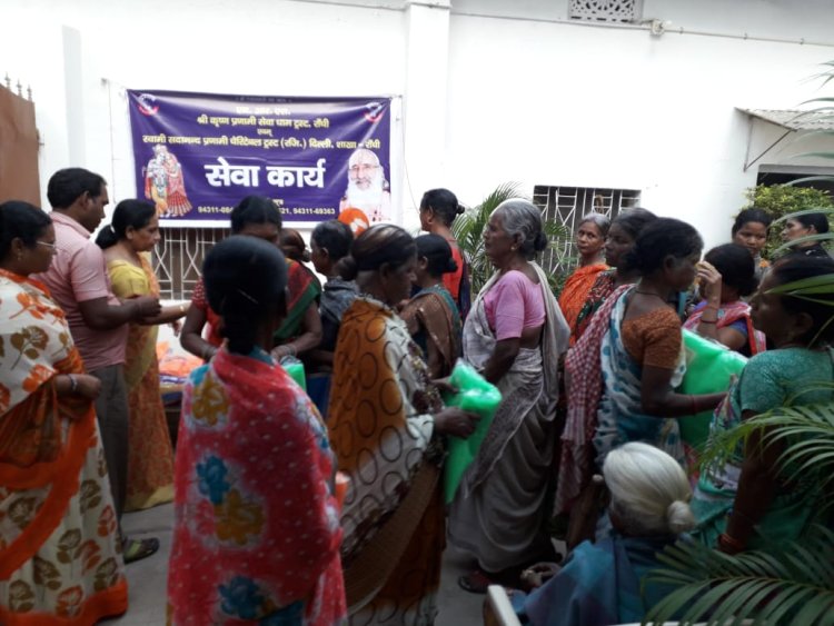 श्री कृष्ण प्रणामी ट्रस्ट की महिला समिति ने गरीबों के बीच किया मच्छरदानी का वितरण