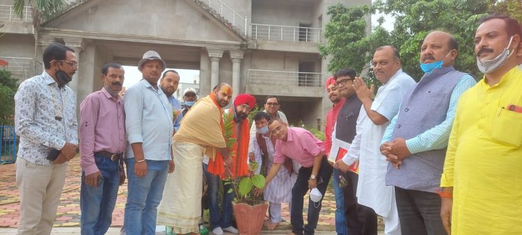 तपोवन मंदिर और रिसालदार बाबा दरगाह में शहीद पत्रकारों के नाम पर हुआ पौधरोपण
