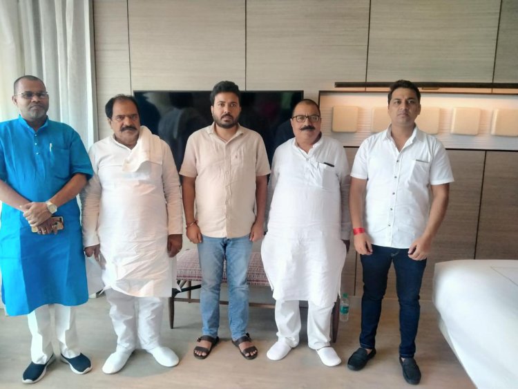 निजी स्कूलों की मनमानी के खिलाफ अभिभावकों ने रखा उपवास,झारखंड अभिभावक संघ का आंदोलन जारी