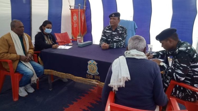 159 बटालियन सीआरपीएफ ने लगाया निशुल्क चिकित्सा शिविर, ग्रामीणों के बीच बांटे सोलर लैंप