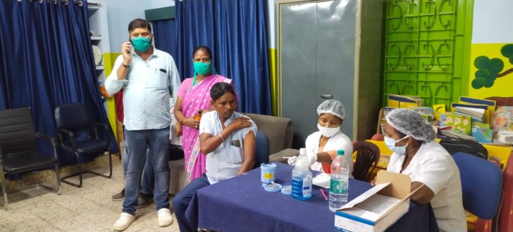 गुरु कृपा स्कूल में वैक्सीनेशन कैंप आयोजित, एक सौ लोग हुए लाभान्वित