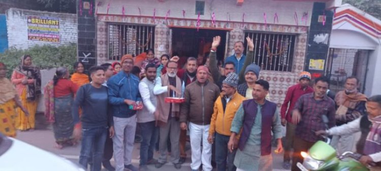 एनडीए सरकार के विश्वास मत हासिल करने पर भाजपा मानपुर नगर मंडल ने मिठाइयां बांटकर खुशी मनाया