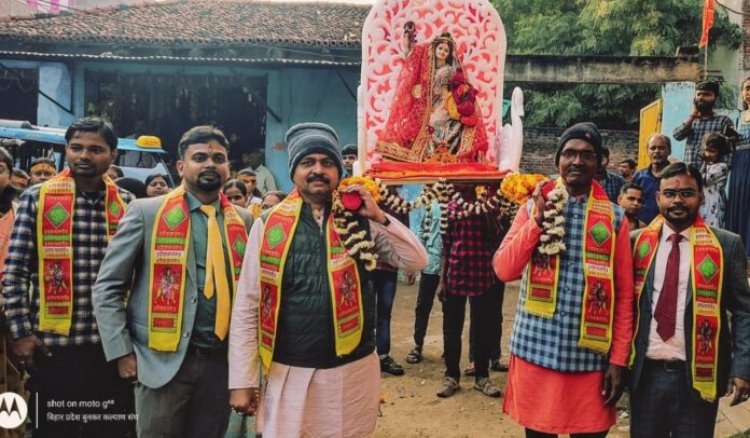 विद्या की देवी सरस्वती माँ की प्रतिमा का विसर्जन पटवाटोली में भारतीय संस्कृति और परंपरा को पालन करते हुए डोली-पालकी से हुआ