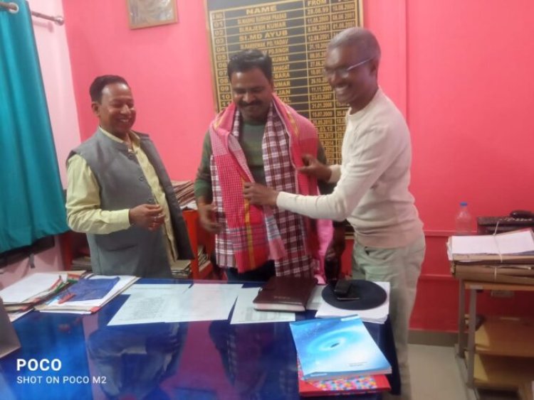 मानपुर बुनियादगंज थाना के नए थानाध्यक्ष का स्वागत अंग वस्त्र एवं पुष्पगुच्छ देकर किया गया समान्नित