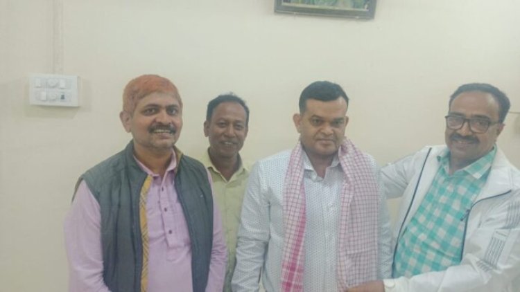 उप-महाप्रबंधक सह विद्युत अधीक्षण अभियन्ता, मगध विधुत आपूर्ति क्षेत्र (गया) संजय कुमार बरीयो से शिष्टाचार सौजन्य भेंटवार्ता, अंगवस्त्र से सम्मानित किया:- प्रकाश राम पटवा