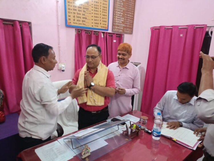 नवपदस्थापित मानपुर अंचल अधिकारी सुबोध कुमार का अंगवस्त्र से स्वागत