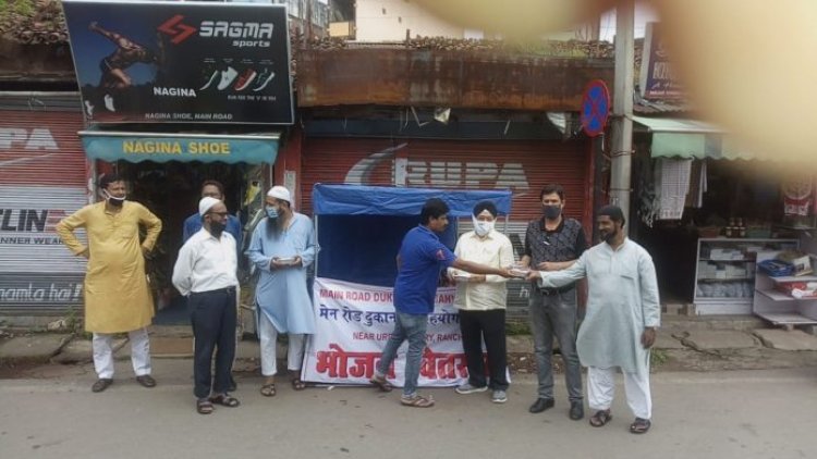 मेन रोड दुकानदार सहयोग समिति ने जरुरतमंदों के बीच किया भोजन वितरण