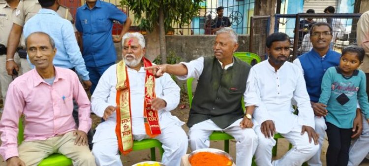 पटवा टोली मानपुर में रंग-बिरंगे अबीर एक-दूसरे को लगाकर होली उत्सव मनाया गया