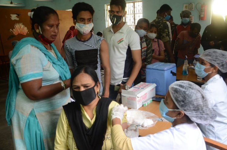 रांची पब्लिक स्कूल में लगा वैक्सीनेशन कैंप, 132 लोगों ने लिया टीका