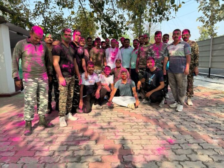 होली के रंग में रंगा सीआरपीएफ, जवानों ने पूरे उत्साह के साथ मनाया रंगो का त्योहार