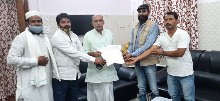 जाति आधारित जनगणना की मांग को ले राष्ट्रीय ओबीसी मोर्चा ने विधानसभा अध्यक्ष को सौंपा ज्ञापन