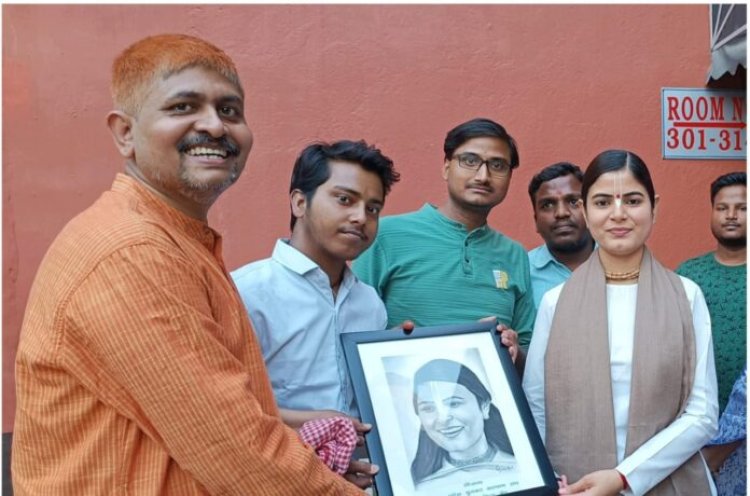 बिहार प्रदेश बुनकर कल्याण संघ के सौजन्य से प्रख्यात कथावाचक देवी चित्रलेखा जी को सम्मानित किया गया