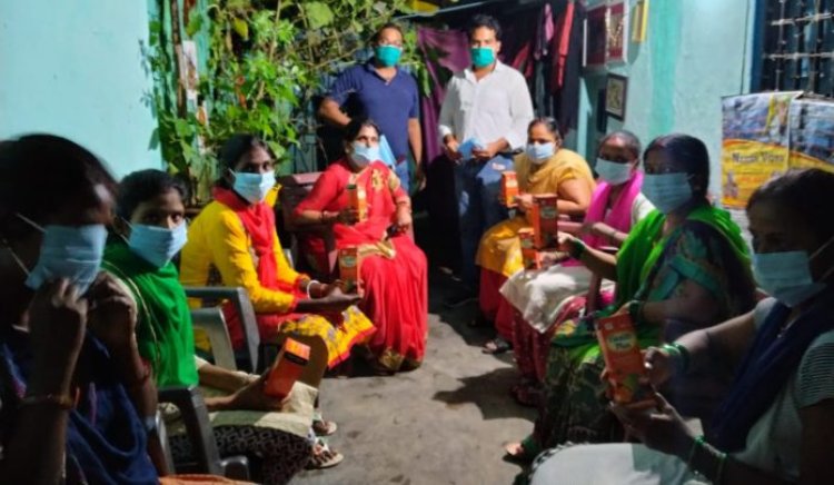 शारदा फाउंडेशन ने महिलाओं के बीच बांटी आयरन की दवाएं