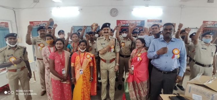 “विश्वास कि किरण” ट्रस्ट की महिला सदस्यों ने रेलवे सुरक्षा बल के जवानों एवं अधिकारियों को बांधी राखी