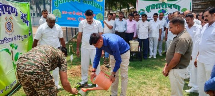 159 सीआरपीएफ मुख्यालय में कमांडेंट ने किया पौधारोपण