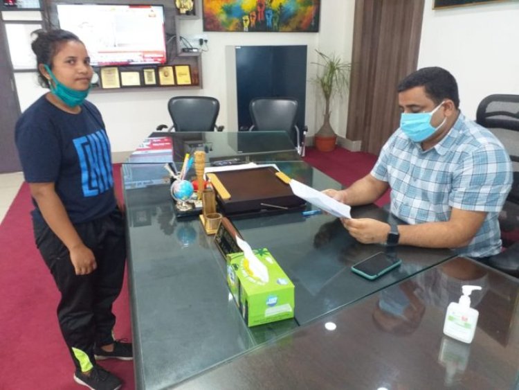 आर्थिक तंगी से गुजर रही अंतरराष्ट्रीय फुटबॉल खिलाड़ी को राज्य सरकार हर संभव मदद करेगी – उपायुक्त (बोकारो)