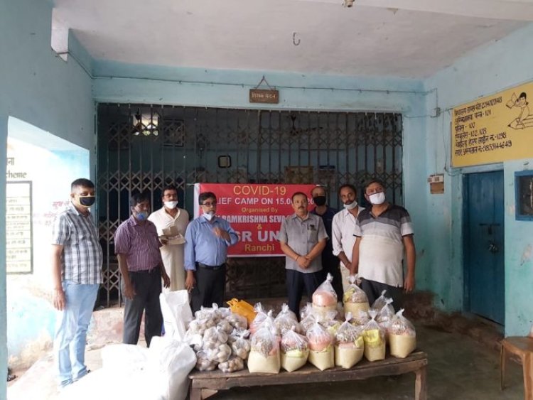 कोविड-19 रिलीफ कैंप में जरूरतमंदों को बांटे गए खाद्य सामग्री
