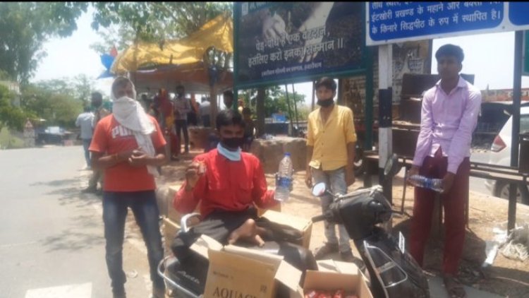 राहगीरों को मदद मे आगे आया दिव्यांग युवक,लगातार कर रहा है पानी एवं बिस्किट का वितरण