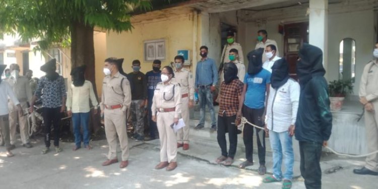 देवघर : अंतरराज्‍यीय साइबर गिरोह का पर्दाफाश,1 लाख 20 हज़ार नगद,29 मोबाइल,1 लैपटॉप,क्लोनिंग मशीन समेत 5 अपराधी गिरफ्तार