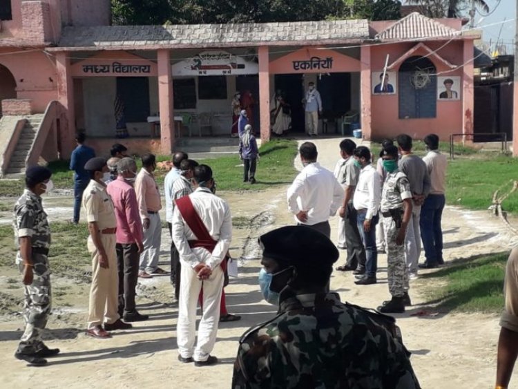 कोरंनटाइन सेन्टर का निरीक्षण करने आये डीएम से बोला मजदूर रोज चावल दाल खा-खा के तंग आ गए है……