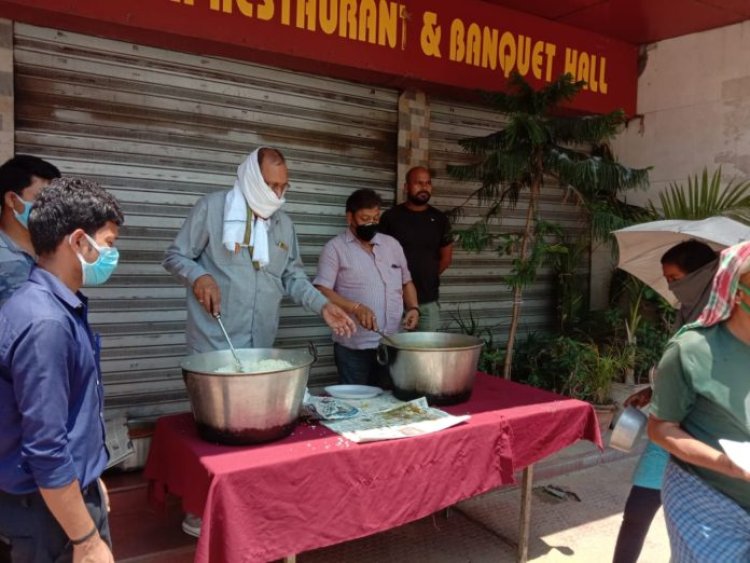 होटल पार्क ईन के संचालक रामाशंकर ने दो सौ गरीबों को खिलाया खाना