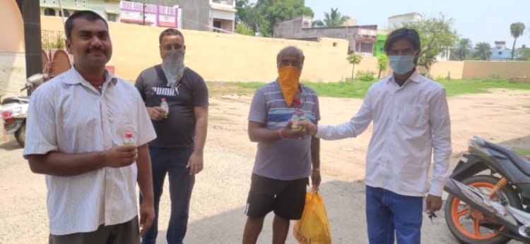 देवघर विधायक नारायण दास की अगुवाई में सैनिटाइजर का वितरण