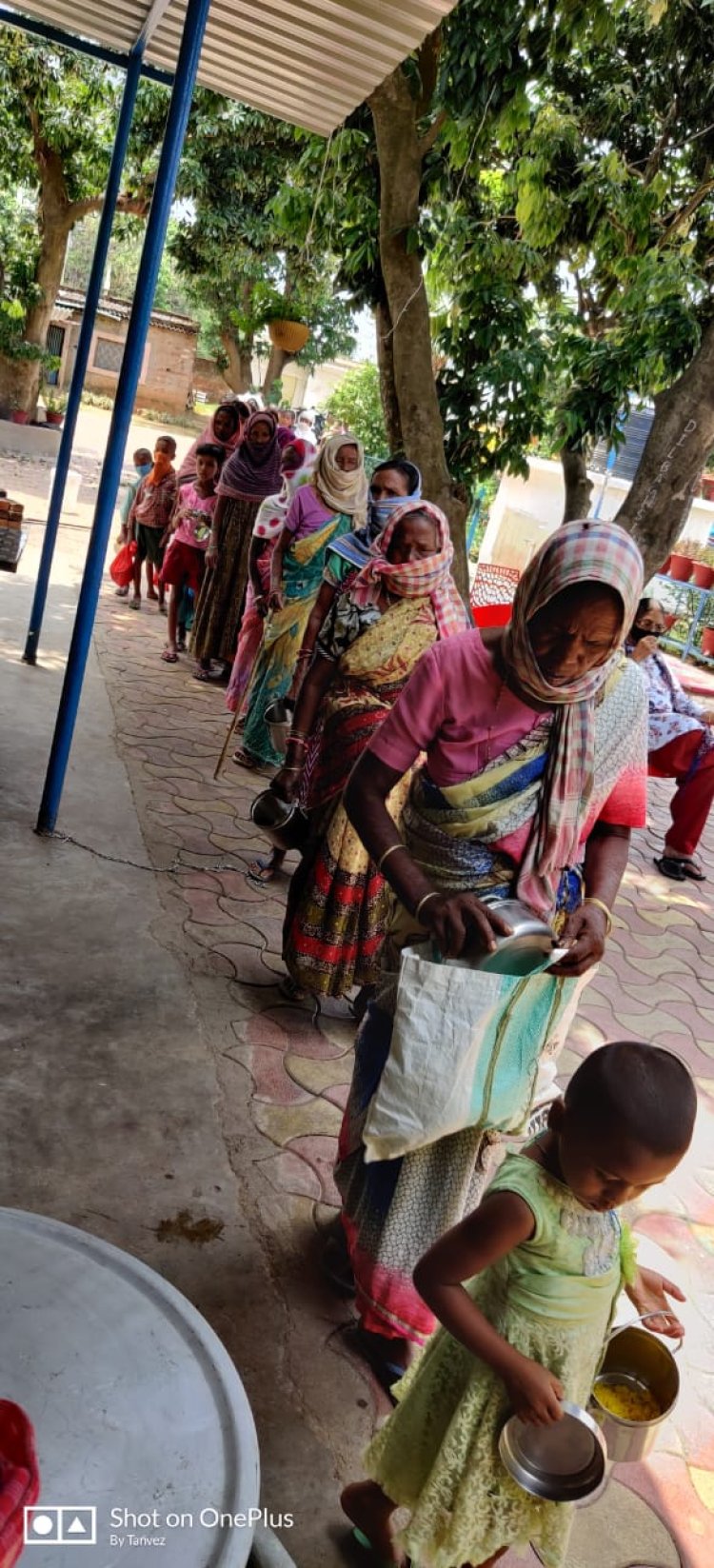 समाजसेवी शांति सिंह ने गरीबों को खिलाया पुलाव-सब्जी