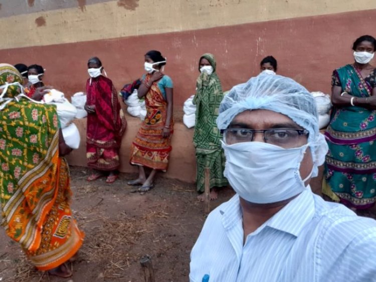 स्वयंसेवी संस्था “गूंज” ने अनाथ बच्चों, विधवाओं और बेसहारा वृद्धजनों के बीच बांटे खाद्यान्न