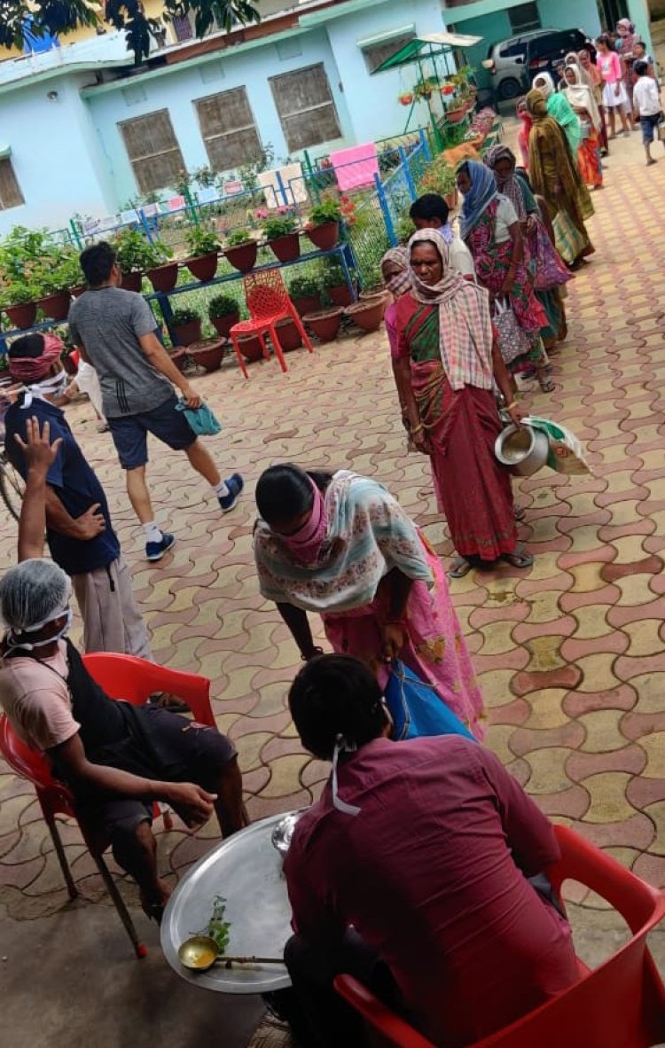 लाइट हाउस कैफे एंड रेस्टोरेंट ने गरीबों को कराया भोजन