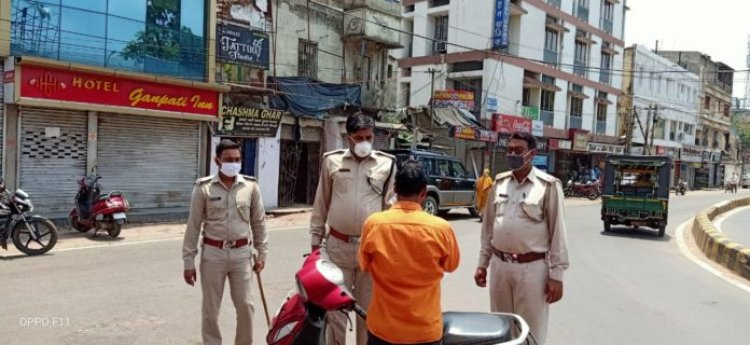 देवघर : नगर थाना प्रभारी ने किया मास्क वितरण, कोविद-19 से बचाव के उपाय भी बताये