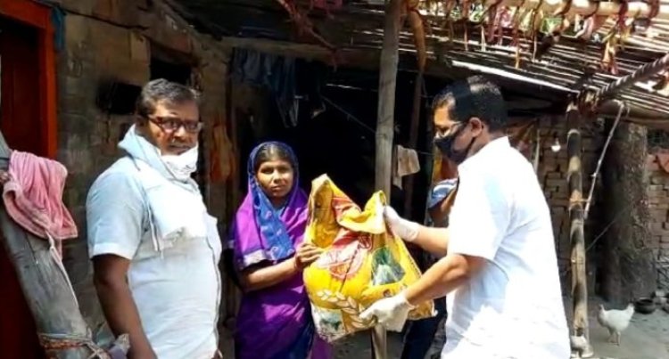 मुखिया के सौजन्य से हरदासबीघा पंचायत वासियों के बीच बांटा जा रहा है राहत सामग्री…